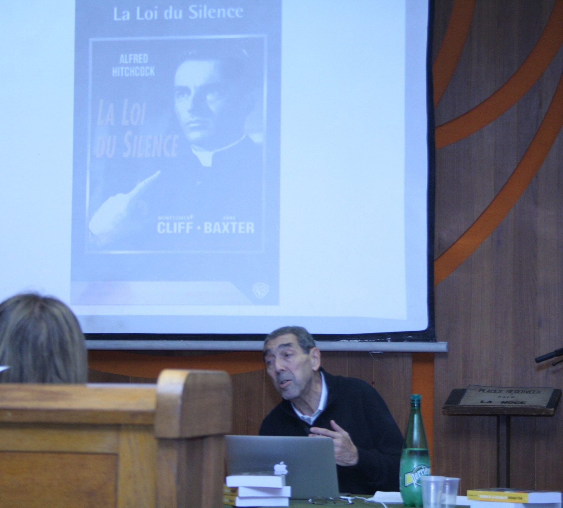 David Azoulay à la tribune de la rencontre de Belfort, devant un écran de projection