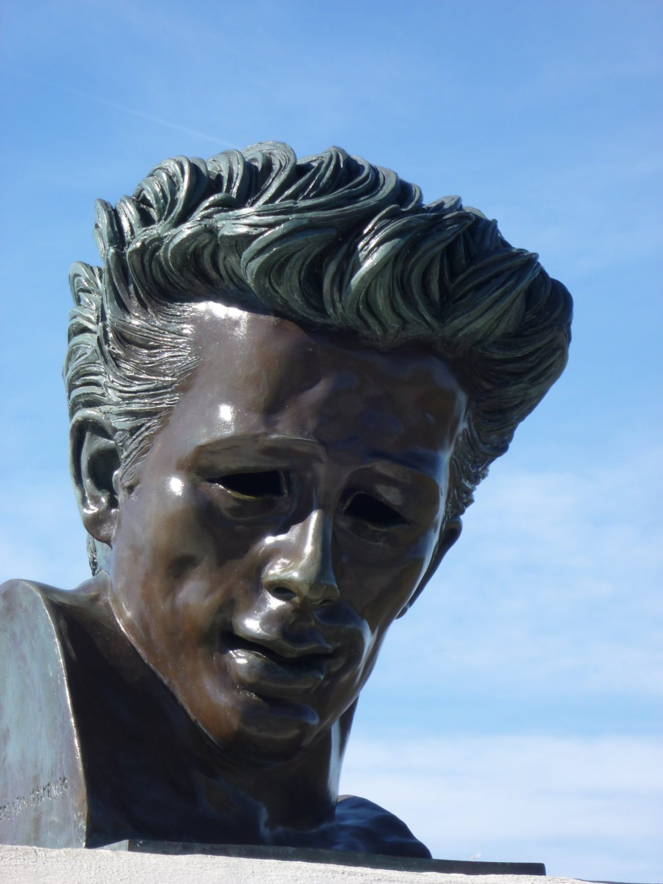 Le buste en bronze de James Dean devant le ciel bleu, au Griffith Park Observatory