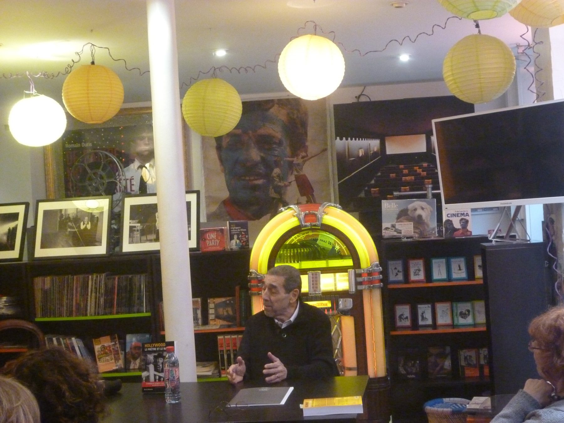 David Azoulay parle de son livre devant le juke-box de la librairie