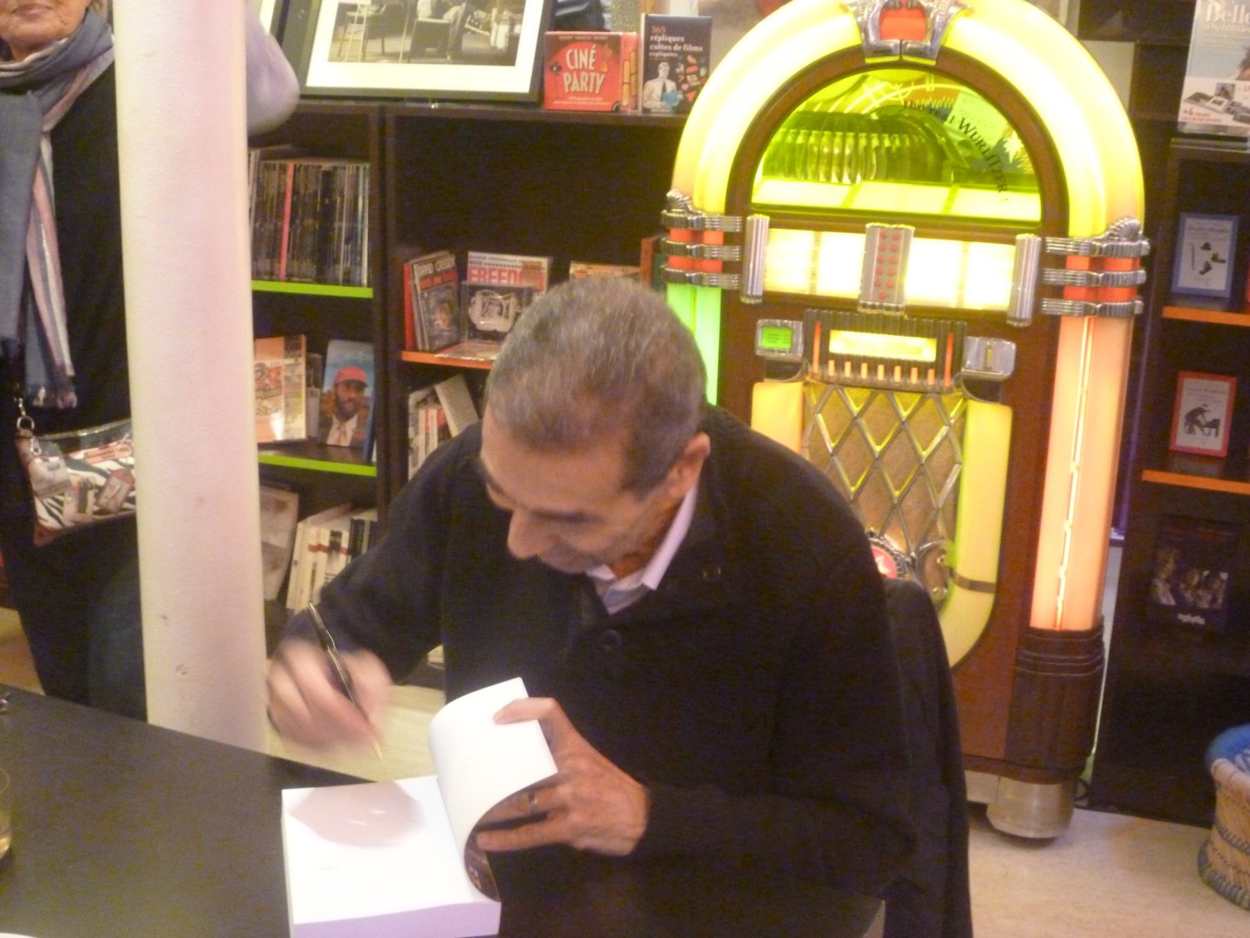 David Azoulay dédicace un exemplaire du livre