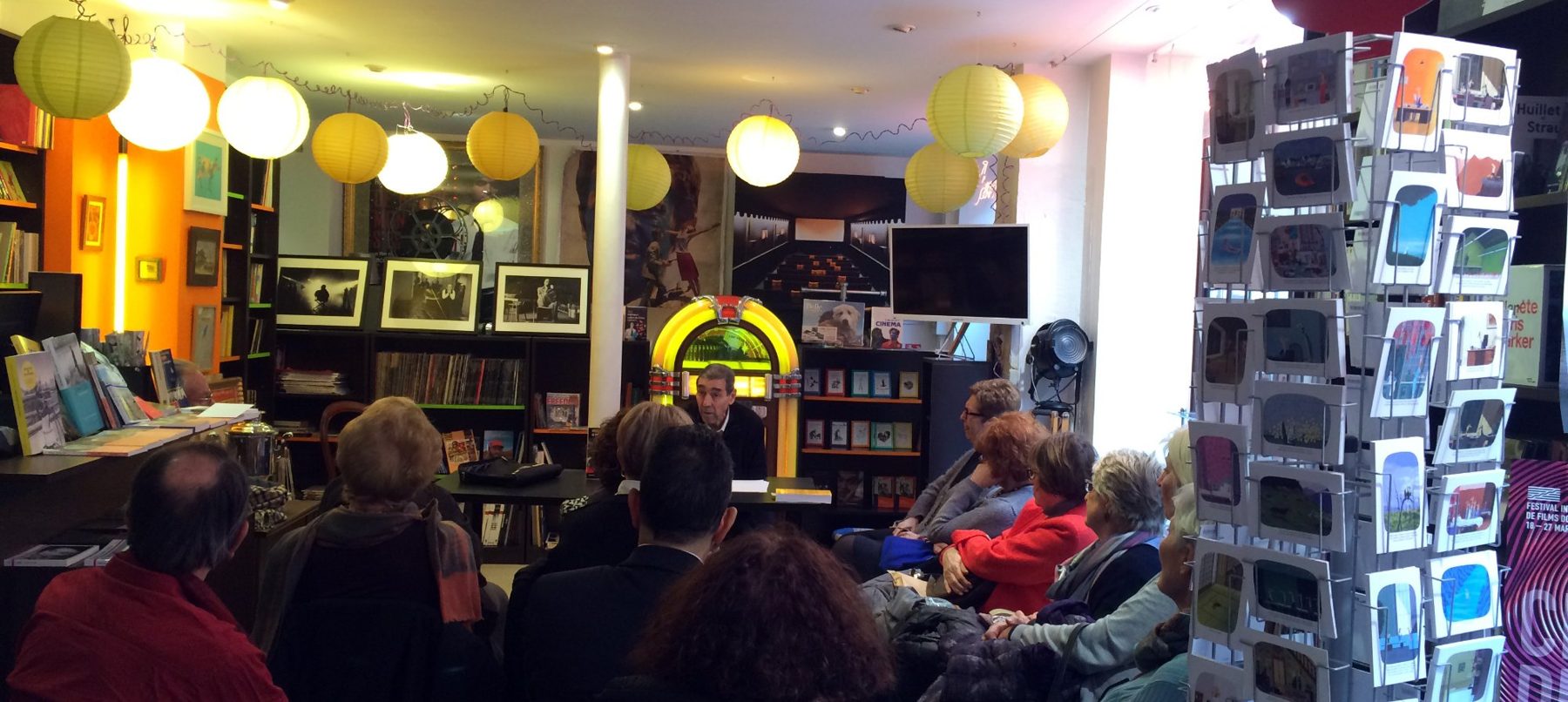 Le public de la rencontre, entre les rayonnages de la Librairie du Cinéma du Panthéon