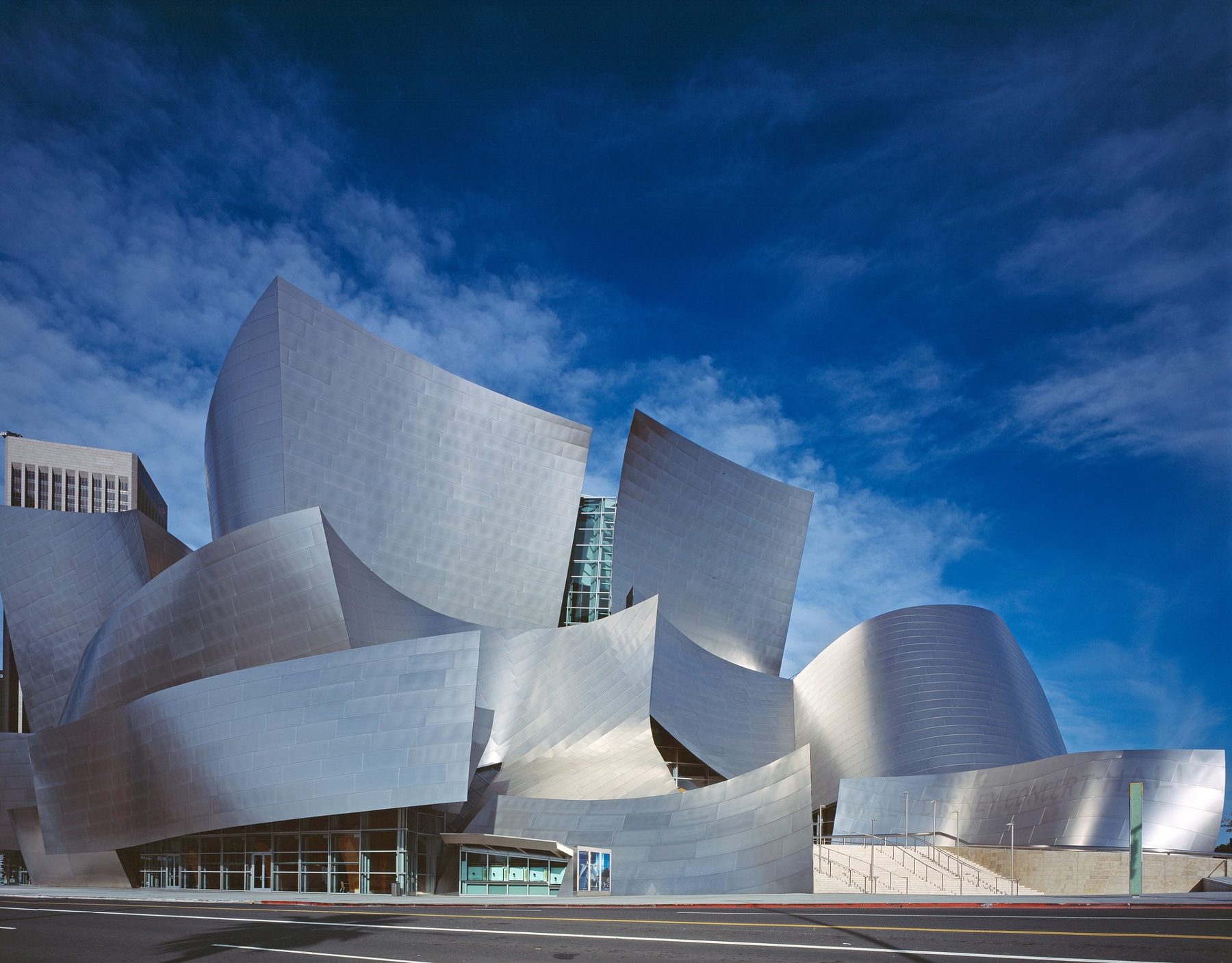 Les voiles d’acier du Walt Disney Concert Hall sous un ciel bleu profond
